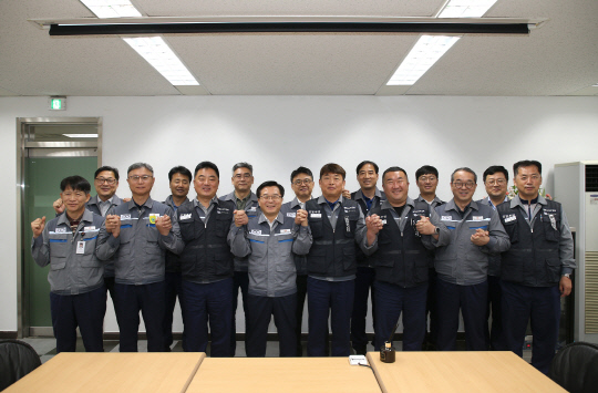 30일 한화오션 거제사업장에서 열린 노사 상생 선언식에서 권혁웅(앞줄 왼쪽에서 네번째) 한화오션 대표이사 부회장과 정상헌(앞줄 왼쪽에서 다섯번째) 금속노조 대우조선지회 지회장 등 관계자들이 기념촬영을 하고 있다. 한화오션 제공